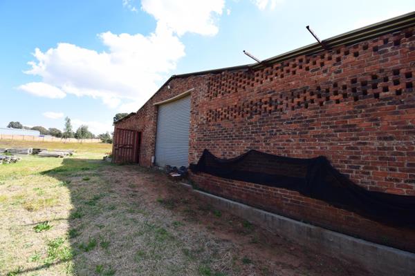 Situated on R550 next to AA Bakery
400sqm Warehouse
Borehole on the property 
Eskom 3 ...