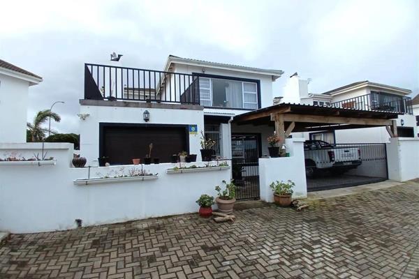 Sole mandate !!! 

Townhouse for Sale in Aston Bay – No Levies! 

This modern, low-maintenance townhouse offers the perfect ...