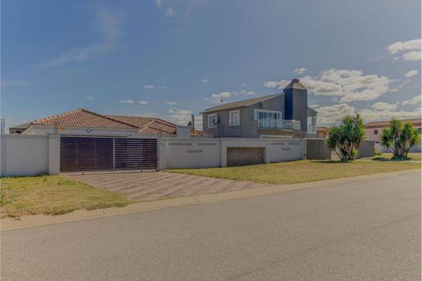 Lovely and spacious 4 bedroom home available immediately &#160;nestled in a peaceful side of Bluewater Bay close to the beach. ...