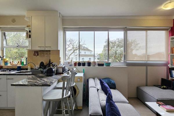 Spacious North facing one bed unit, enjoys morning sunlight in the bedroom with a great view of Table Mountain and there&#39;s sunlight ...