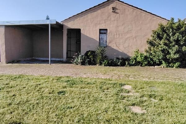 This 92 m2 home with fitted kitchen awaits your viewing. Located for easy access to the N1 and Bottelary Road to Stellenbosch.
3 Bedrooms with cupboards and laminated floors. The Two smaller bedrooms has the new generation Ceiling which already saves you money. The main ...