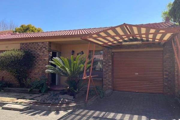 Stunning 3 Bedroom, 1 Bathroom home For Sale in Vanderbijlpark CE3
 
This very neat and spacious 3 bedroom home with bathroom, kitchen ...