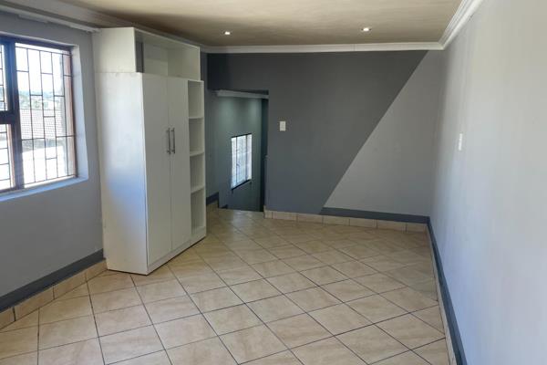 This flat is located in the suburb of Greenfields, East London.
It offers a cozy living space ideal for individuals or ...