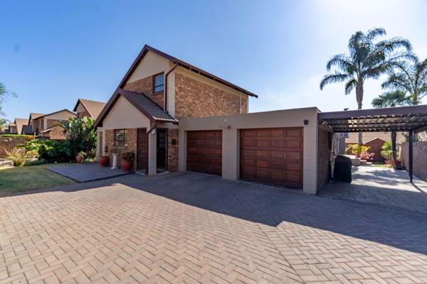 Combining the classy modern finishes of an entertainers dream with the comfort and homely touches of a family paradise, this stunning ...