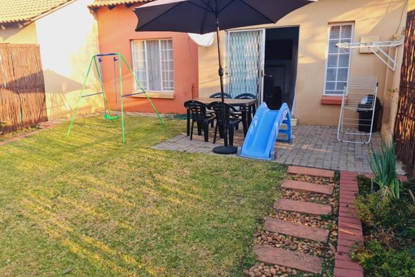 SECURE 3 BEDROOM GARDEN TOWNHOUSE - PET FRIENDLY

This sunny townhouse is situated in a quiet complex with a 24hr guard.  Close access ...