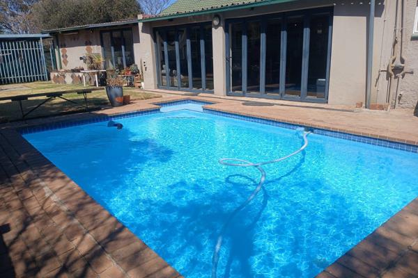 It offers: 

3 bedrooms

2 bathrooms

Kitchen with ample space cupboards ...