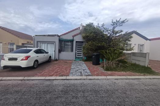 2 Bedroom House for sale in Strandfontein