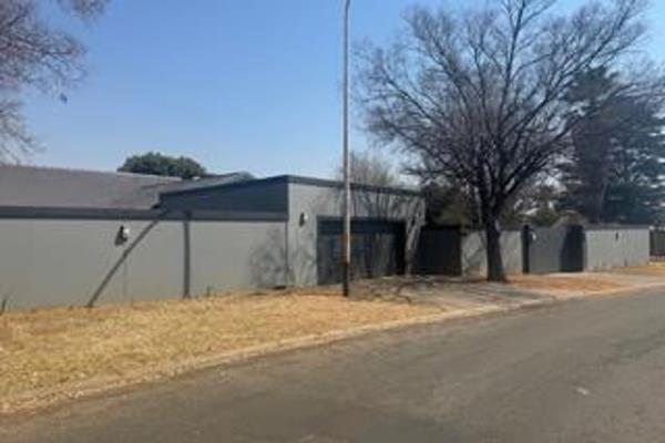 Modern home with full cottage walking distance to Curro Private School
This large ...