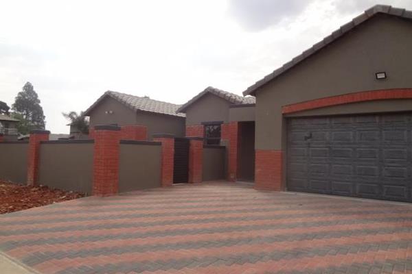 This newly built three-bedroom house in The Oaks Golf Estate, located in Lilianton ...