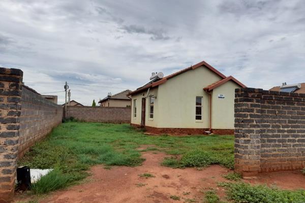 This well-maintained home, located in the
heart of Lehae Ext 1, offers two cozy bedrooms of equal size and a bathroom
with a bathtub. ...