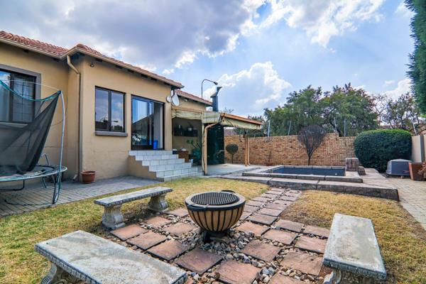 Hidden gem! PANHANDLE FAMILY DUET HOME FOR SALE IN THATCHFIELD SECURITY ESTATE, CENTURION

3 Bedrooms, 3 Bathrooms, Study/Playroom ...