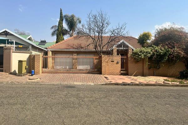 Spacious, sunny and modern. This free standing, north facing house in Paul Roux Street, Dan Pienaar, close to Preller Plain and Willem ...