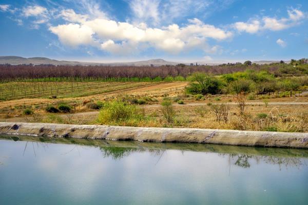 Small Irrigation Farm For Sale in the beautiful Green Kalahari. 
The property is located in a quiet, tranquil and rural environment ...