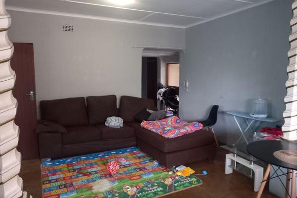 Neat one bedroom flat in a multi unit complex (house). The unit consist of the one bedroom with bathroom, big open plan lounge to the ...