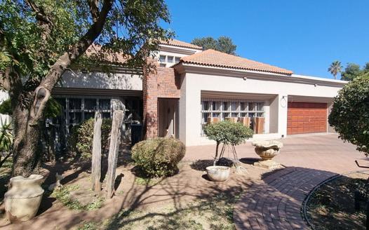 4 Bedroom House for sale in Sunward Park