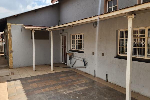 Newly Renovated This beautiful home is located in the center of Pretoria North and ...