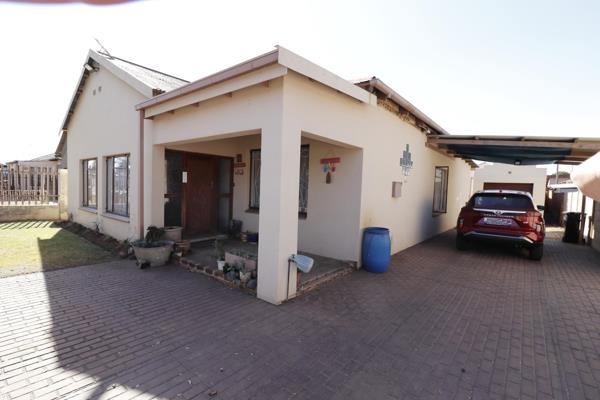 Welcome to your 4 Bedroom Forever Home in Geduld Ext.

This Well Maintained Home offers:

* 4 Spacious Bedrooms with - 3 Bedrooms with ...