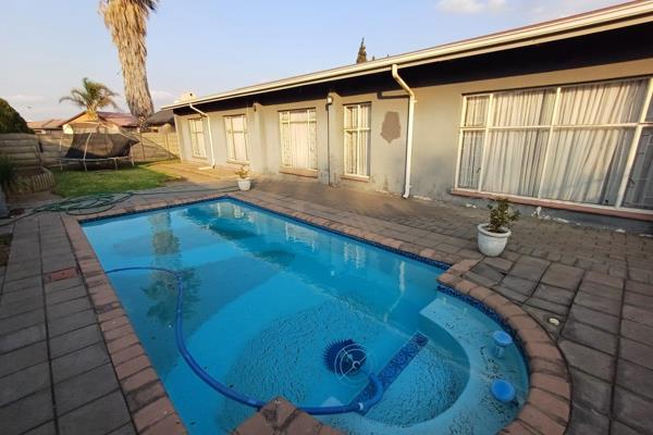 This Property Offers 3 Bedrooms, Livingroom, Diningroom. Spacious Kitchen. Swimming Pool.