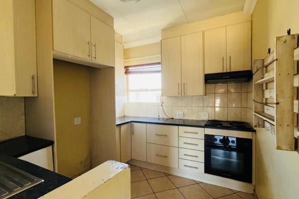 Located in a prime area walking distance to kragbon laerskool and Saveways shopping centre  this unit is perfect for a small ...