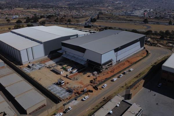 Introducing a brand-new warehouse available in a secure estate within Linbro Park, offering 24-hour security for peace of mind. This state-of-the-art facility features five large roller doors, with one being on-grade and the ...