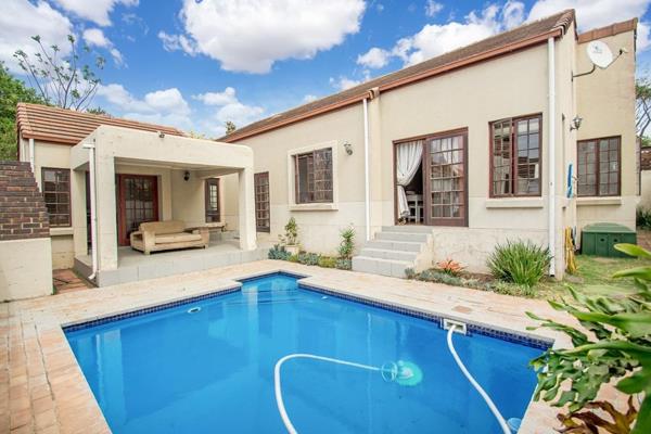 Welcome to this beautiful family home! 3 Bed, 2 Bath in a charming Lonehill Upper East Estate. Pet Friendly. 

Occupation 1 October ...