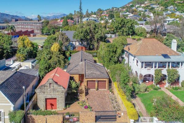 Special family home walking distance to Laerskool Paarl Gimnasium, kindergatens, bank and shopping center. This historic property was ...