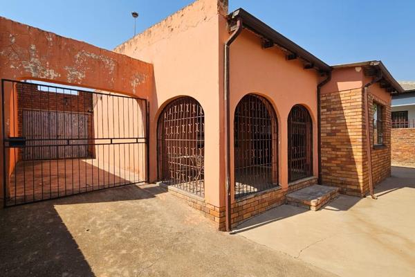 Conveniently located in the proximity of amenities such as malls, police station, public transport access point, this property offers ...