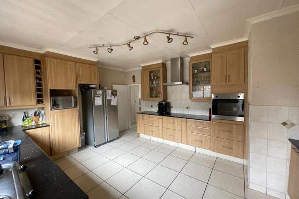 This lovely spacious home is for rent in Edenglen Edenvale consisting of 3 bedrooms, 2 ...