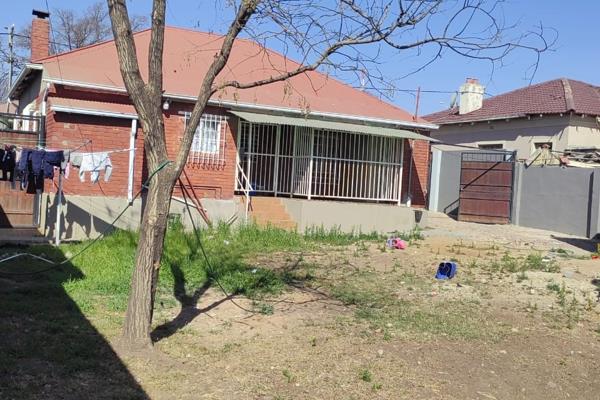 Webref 1220 - IMMACULATE 3-BEDROOM STAND-ALONE HOUSE FOR SALE IN ROSETTENVILLE/LINMEYER, JOHANNESBURG, R1250,000. 1 fully ...