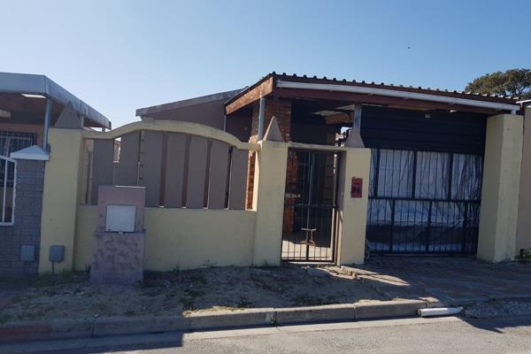 A very eat three bedroomed, two bathroomed house is up for grabs in Florida, Ravensmead.  Fully enclosed with carport.  
The house is ...