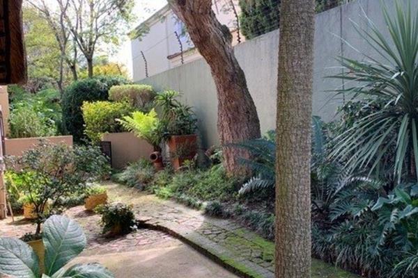 Unique Thach garden cottage in Douglasdale. Suitable for a single professional male. 

This unique semi furnished cottage consists of a ...