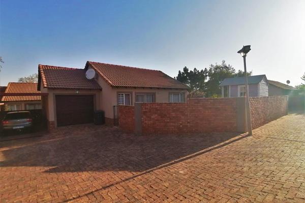 Make this house your home. 

This charming townhouse is located in a peaceful cul-de-sac within a looked after complex in Rooihuiskraal ...