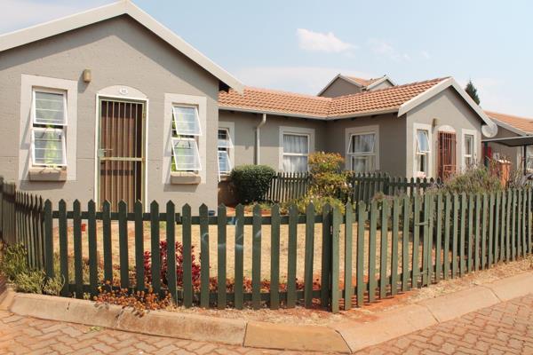 2 Bedroom Simplex for Rent Weltevreden Park Roodepoort.

The property layout is ...