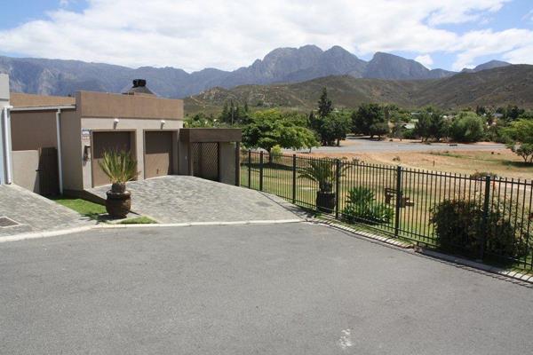 Located in Bloekombos with scenic mountain views.

This home is perfect for young professionals offering:
* 3 Bedrooms
* 2 ...