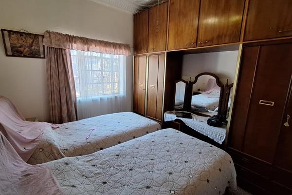 Side 1:-
2 Bedrooms 
Lounge 
Kitchen with cupboards
Separate bathroom with Tub
Separate Toilet
Parking for 1 car
Side 2:-

2 ...