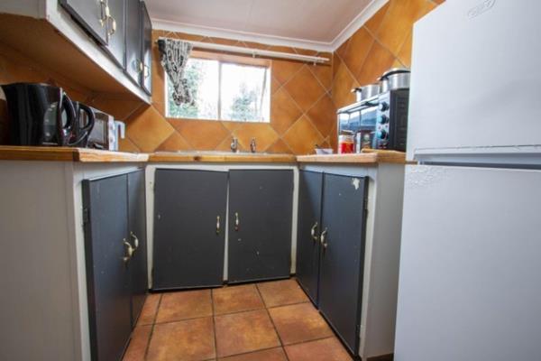 Student House with Single &amp; Shared Rooms Available

This well-maintained student house offers both single and shared room ...