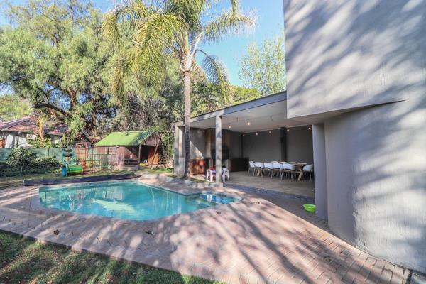 Discover this exceptional duplex, offering a blend of luxury and functionality in every corner. The open-plan dining area flows effortlessly into a living room with a cozy fireplace, perfect for relaxing evenings. The kitchen is a chef’s dream, equipped with a built-in oven ...