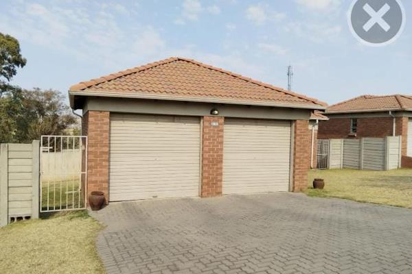 Get you and your family this lovely 3 bedroom house and located in a safe and secure area in Centurion.

Property Key ...