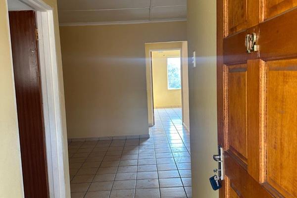 This charming 2-bedroom, 1-bathroom flat in Raisethorpe, Pietermaritzburg, offers ...