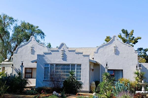 A Karoo heritage home situated is the ever popular neighborhood of Wesbank. 

The Architectural Style, features traditional Karoo ...