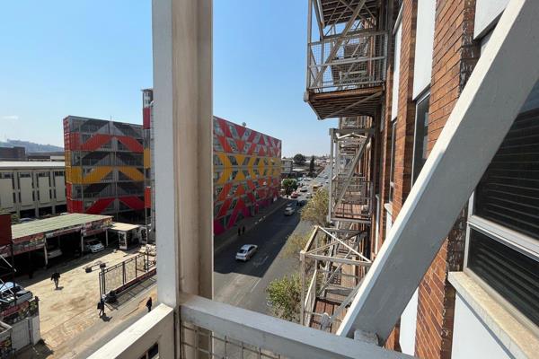 Discover this stunning bachelor apartment located in the trendy and vibrant Maboneng district, within the beautifully maintained ...