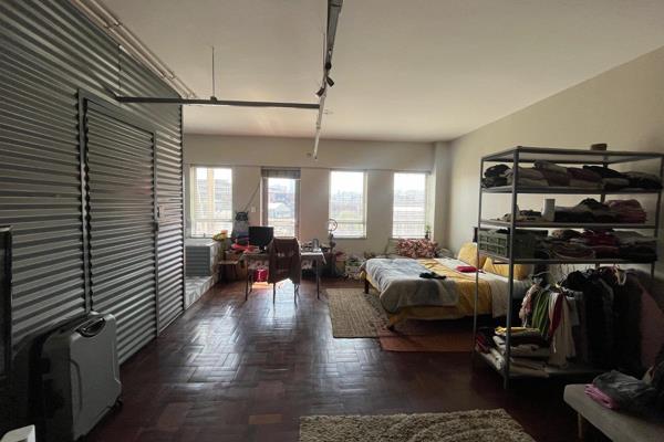 Discover this stunning bachelor apartment located in the trendy and vibrant Maboneng district, within the beautifully maintained ...