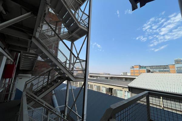 Discover this stunning bachelor apartment located in the trendy and vibrant Maboneng district, within the beautifully maintained ...