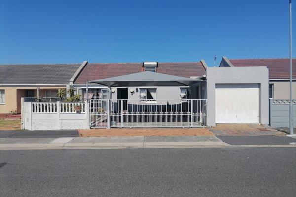 Modern Family Home
Very neat with a Spacious and well-designed layout.
3 Bedrooms , 2 with built in cupboards.
Parking for 2 cars plus ...