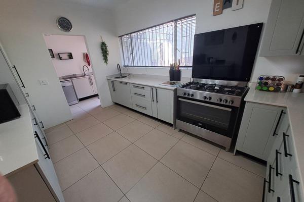 Wonderboom beautiful upgraded 4 bedroom house above Braam Pretorius Avenue for sale with a new modern kitchen, 2 bathrooms, Lounge/TV ...