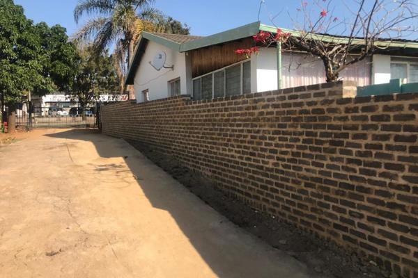 3bedroom ,1bathroom, dinning lounge and granny flat,pool , borehole and Very neat family ...