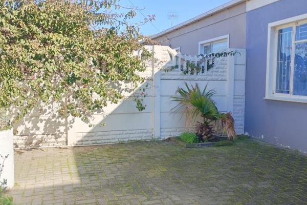 Come and view this beautiful 2 bedroom home nestled safely in the leafy, green suburb of Groenvallei, Bellville

This charming home is ...