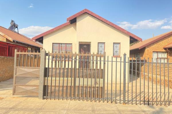 Selling Price: R599 000

Location: Soshanguve Block UU

Erf: 196sqm
Floor:50 sqm
2 bedrooms
Kitchen
Lounge
Combined bathroom and ...