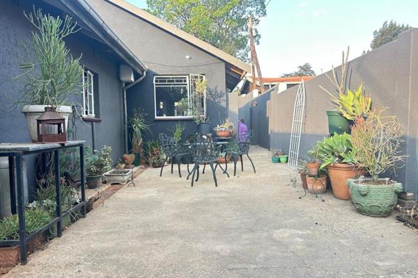 Nestled in a charming neighborhood, this cozy 1-bedroom cottage offers a perfect blend of comfort and convenience. Recently updated ...