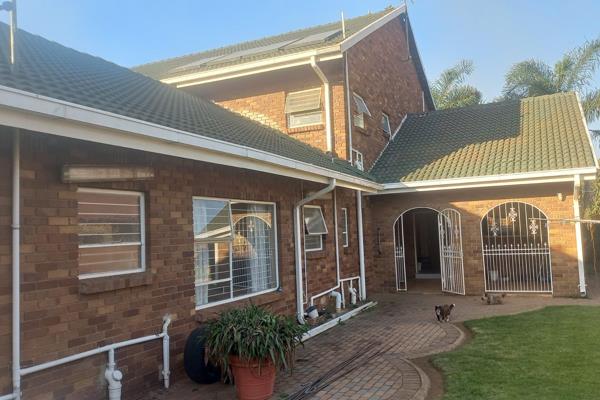 This family House is in Selcourt Enclosed.


selcourt is very good area , close to spar , mall , schools and all ether shops. 
house 
6 ...